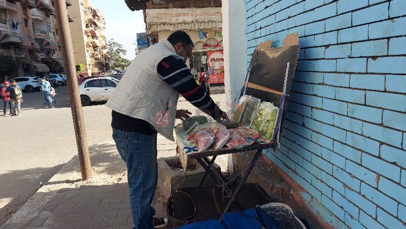 شاب يبيع الخضروات الطازجة في مدينة بورفؤاد 