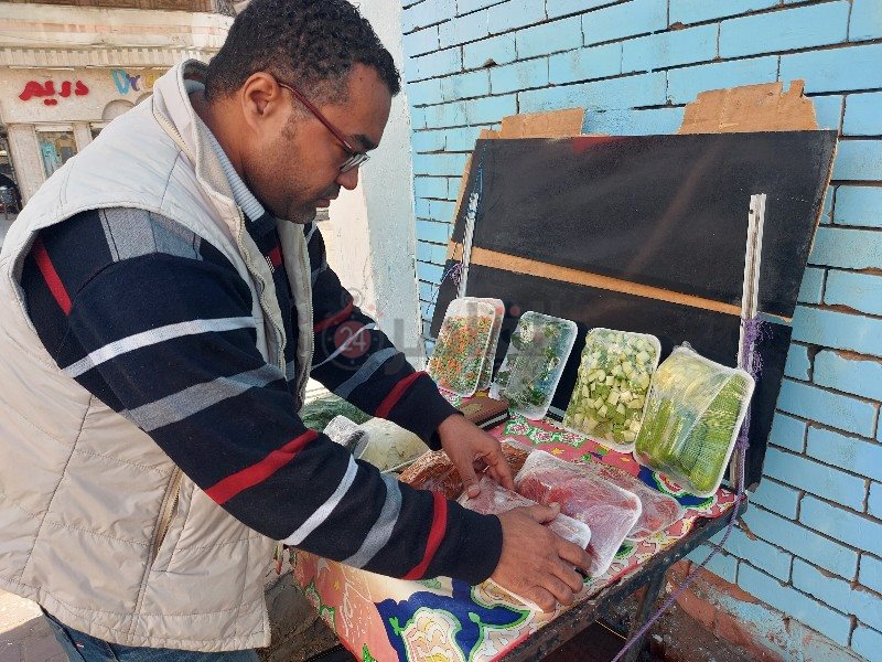 شاب يبيع الخضروات الطازجة في مدينة بورفؤاد 4