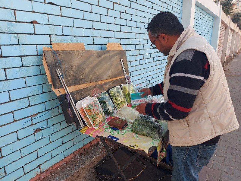 شاب يبيع الخضروات الطازجة في مدينة بورفؤاد 7