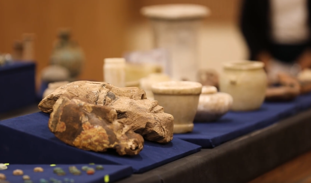 القطع الأثرية المضبوطة بشقة الزمالك