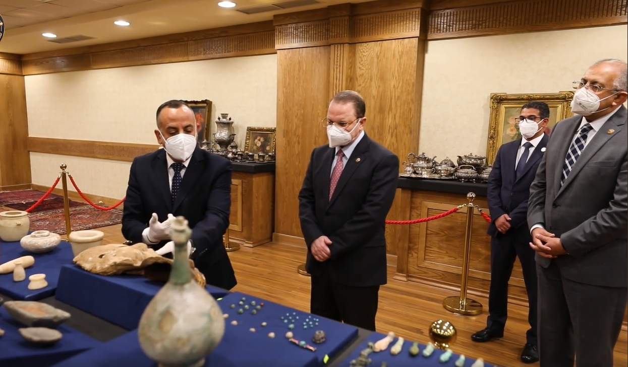 القطع الأثرية المضبوطة بشقة الزمالك