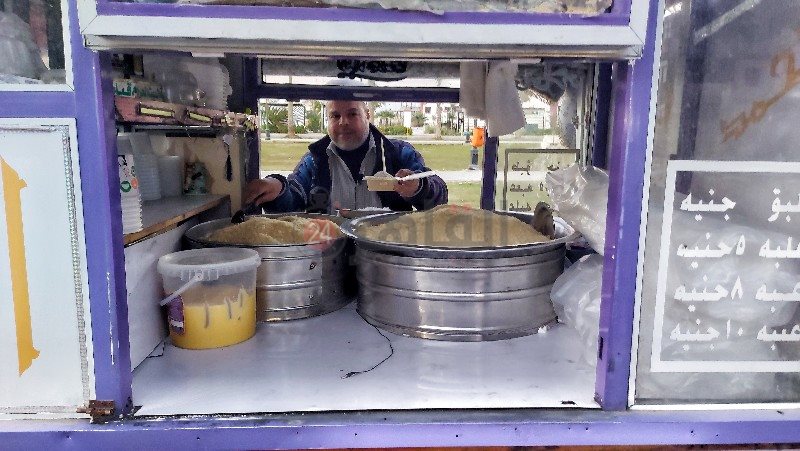 غريب بدوي بائع الكسكسي ببورسعيد