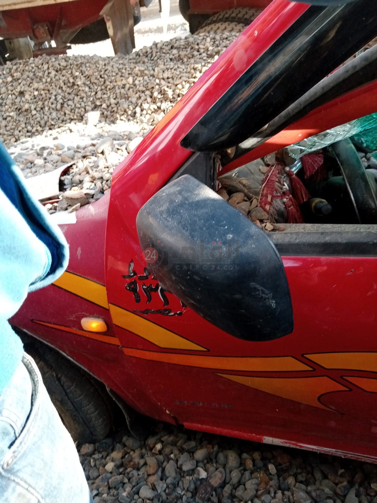 انقلاب سيارة محملة بمواد بناء بالشرقية 01