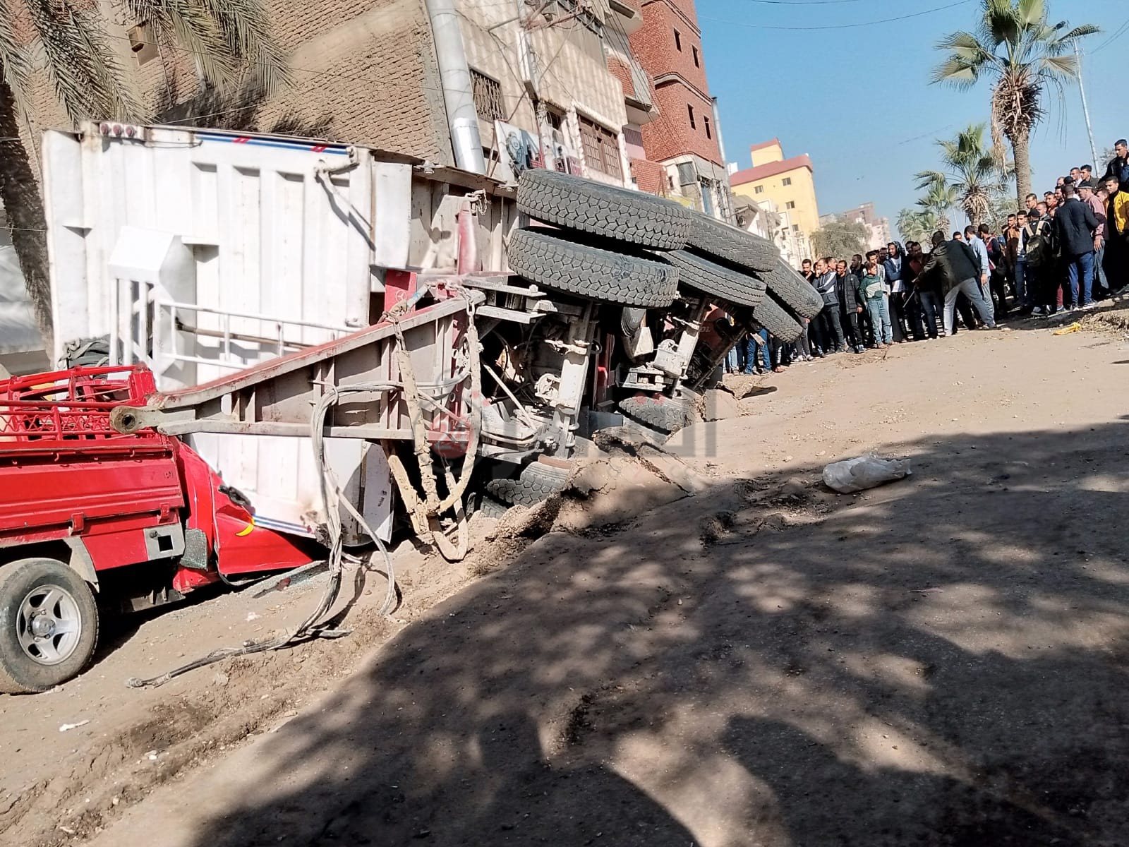 انقلاب سيارة محملة بمواد بناء بالشرقية 06