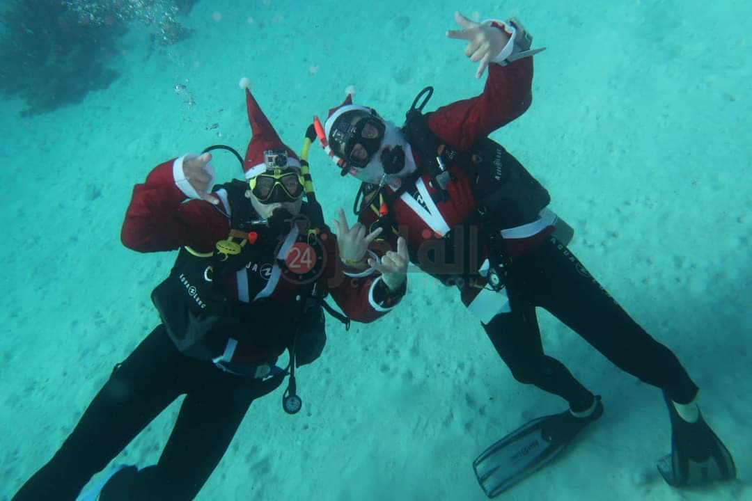 بابا نويل يسبح مع السائحين فى أعماق مدينة الغردقة