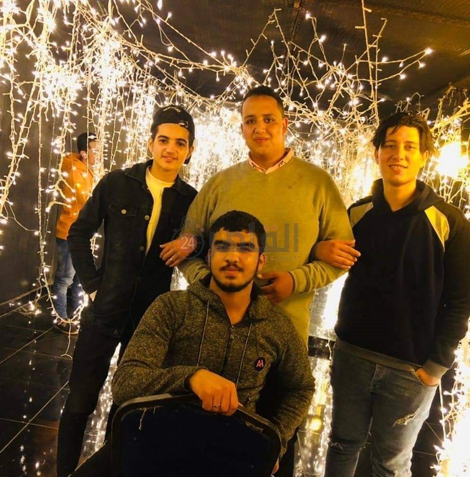 عمار وسط عدد من أصدقائه