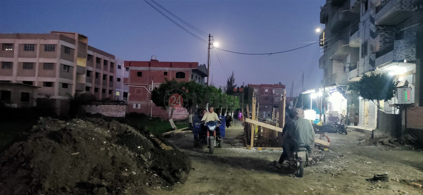 مدخل القرية والآخر مغلق تماما