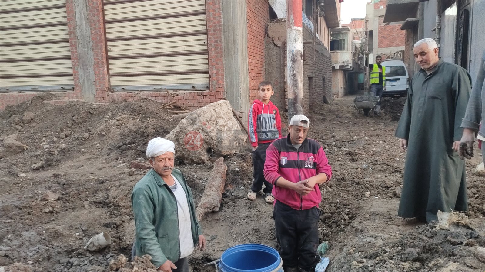 محاولات الأهالي لنزح الشوارع