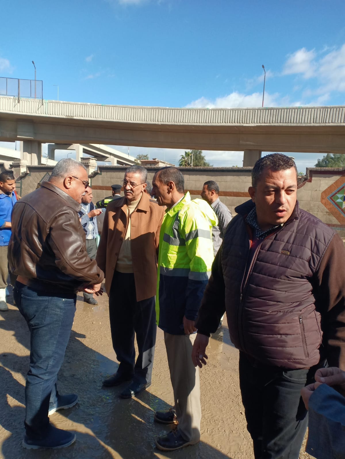 انفجار خط طرد الصرف الصحي أسفل كوبري الصدر بالشرقية 03