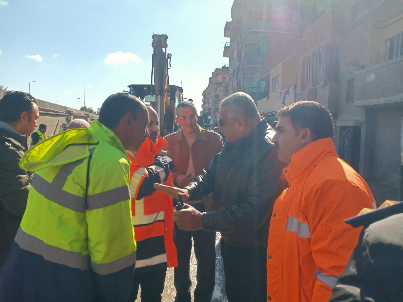 انفجار خط طرد الصرف الصحي أسفل كوبري الصدر بالشرقية 02