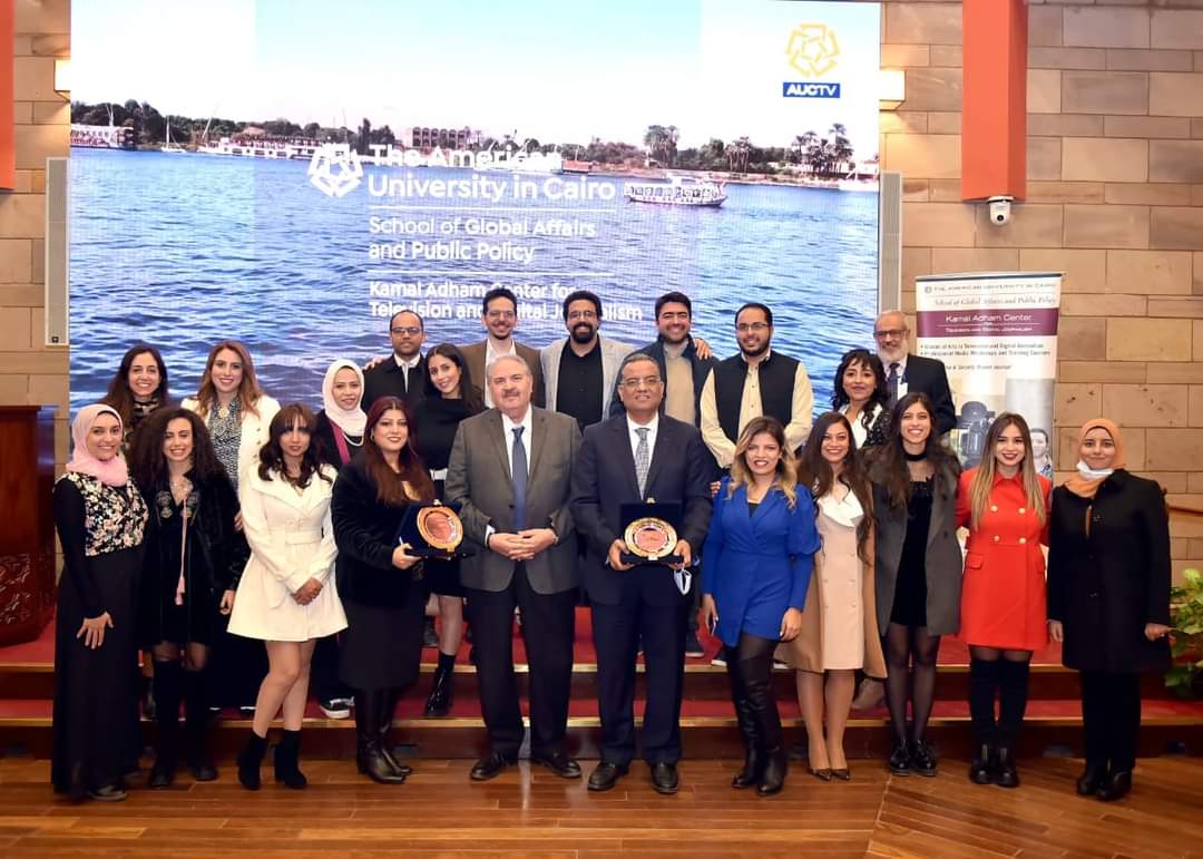 خريجي ماجستير الإعلام بالجامعة الأمريكية وأعضاء لجنة التحكيم 02