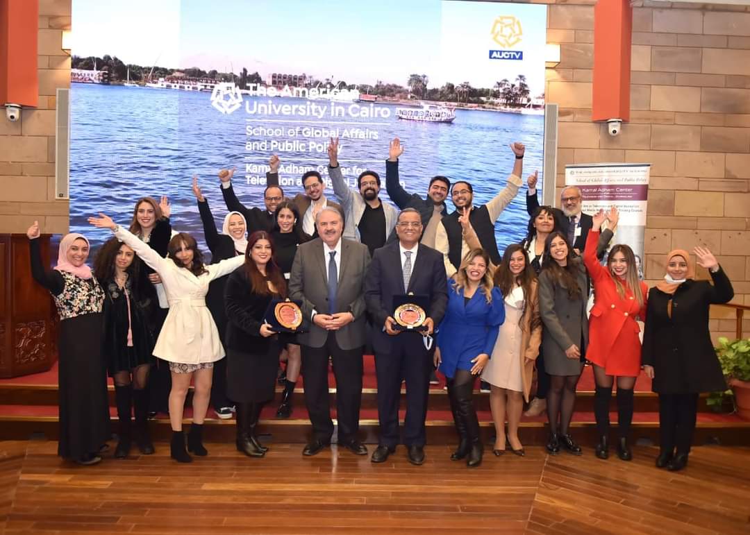 خريجي ماجستير الإعلام بالجامعة الأمريكية وأعضاء لجنة التحكيم