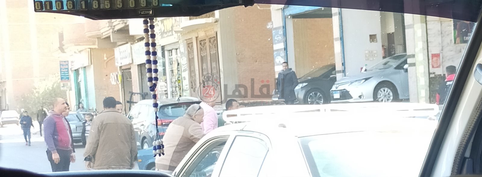 تشابك بين اثنين بسبب اصطدام موتوسيكل بسيارة