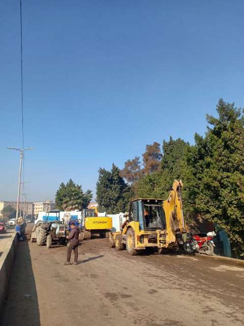 أعمال إصلاح انفجار خط الطرد الرئيسي بالزقازيق 