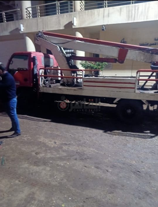 سيارة مجلس المدينة تتحرك لإعادة طلاء العمود وإخفاء معالم الحادث هربًا من المسؤلية 02