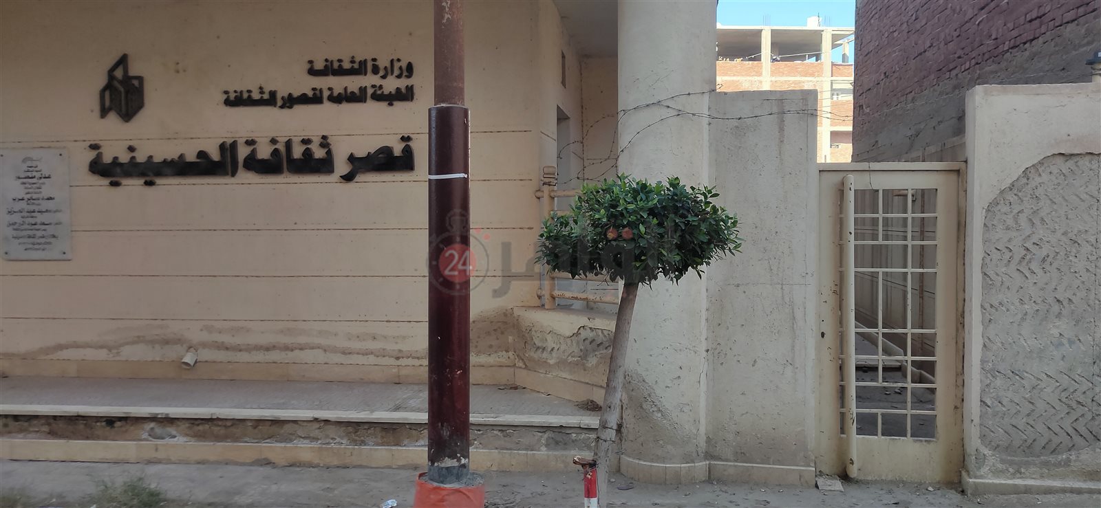 عمود الإنارة بعد طلائه أمام قصر ثقافة الحسينية 01