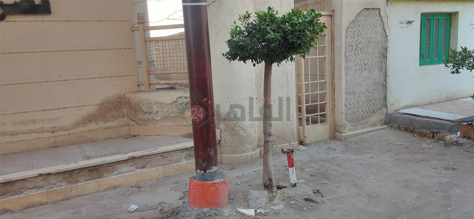 عمود الإنارة بعد طلائه أمام قصر ثقافة الحسينية 02