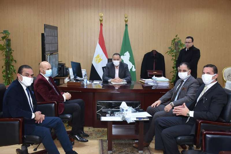 محافظ الشرقية خلال استقباله المتبرع