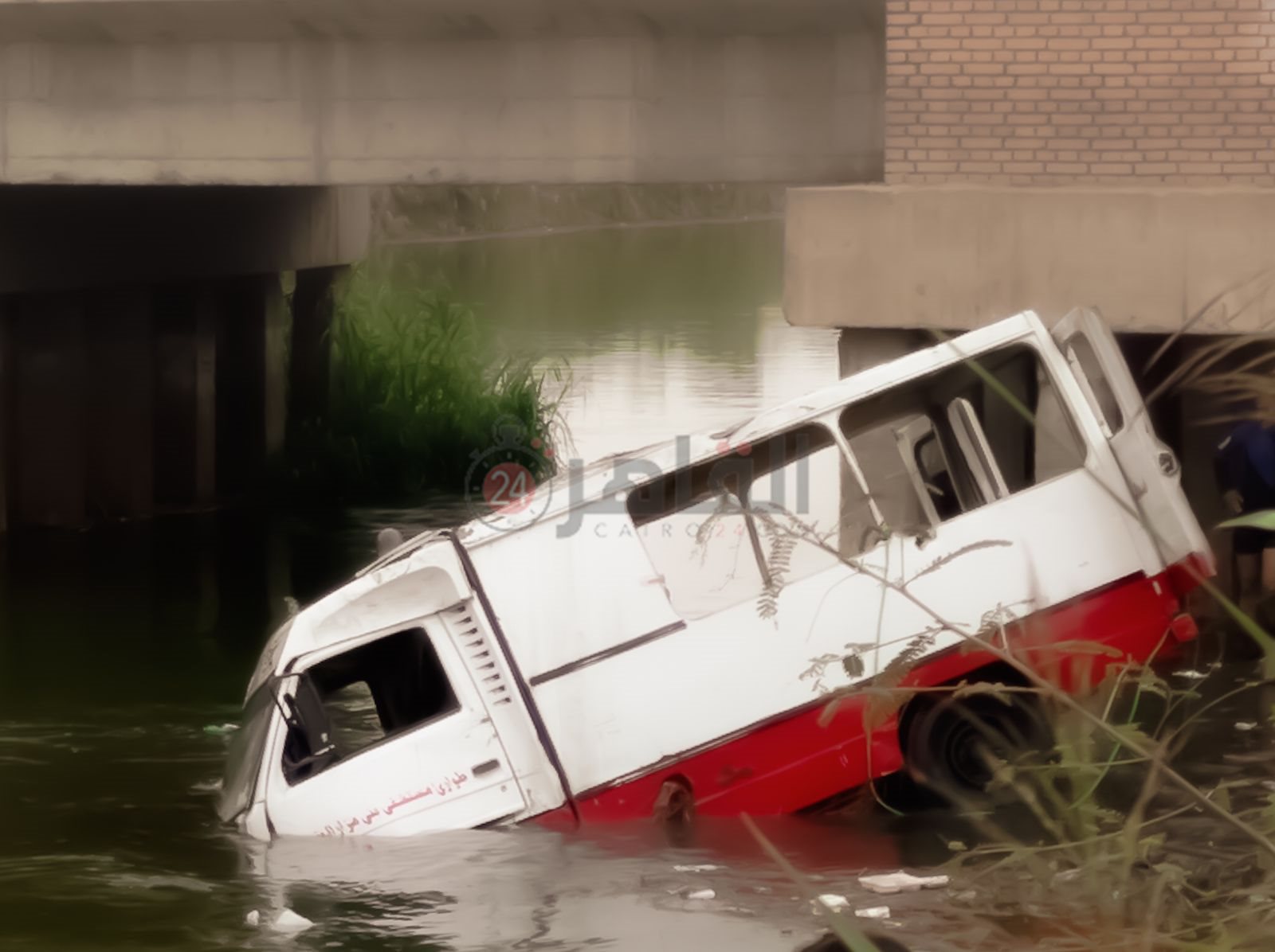 سقوط سيارة إسعاف في المنيا