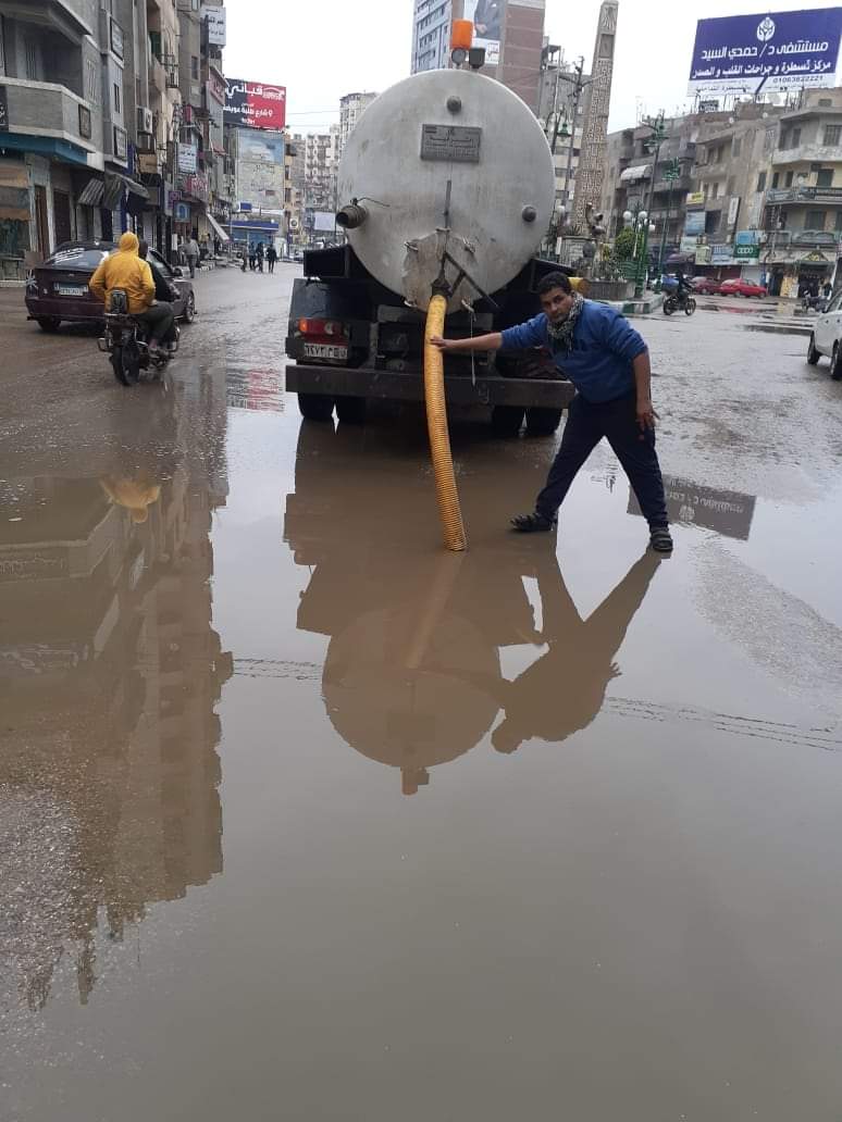كسح وشفط مياه الأمطار المتراكمة بالشرقية 4