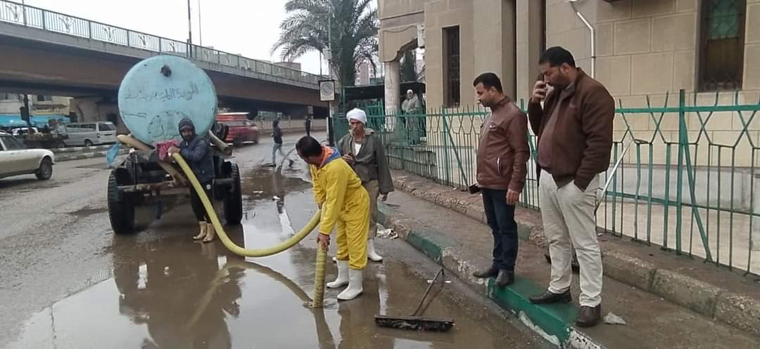 كسح مياه الأمطار المتراكمة بالشرقية 3