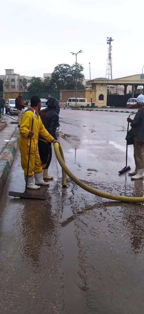 كسح وشفط مياه الأمطار المتراكمة بالشرقية 2