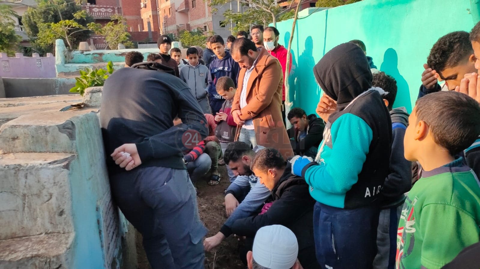 أصدقاء الراحل وأهل قريته والأطفال يدعون له على باب قبره 01