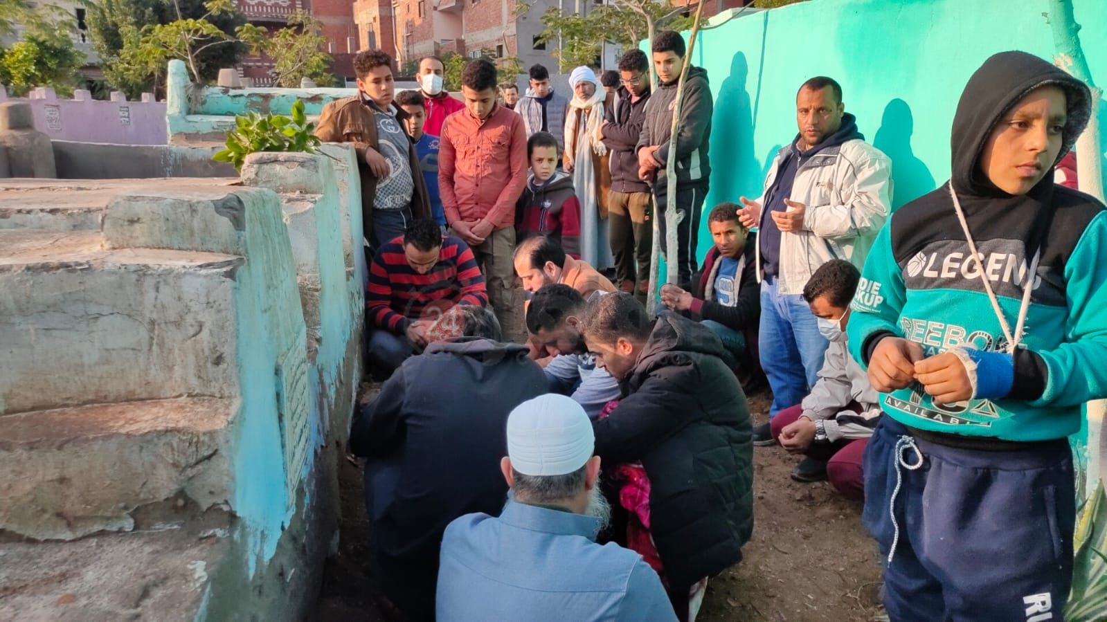 أصدقاء الراحل وأهل قريته والأطفال يدعون له على باب قبره 02