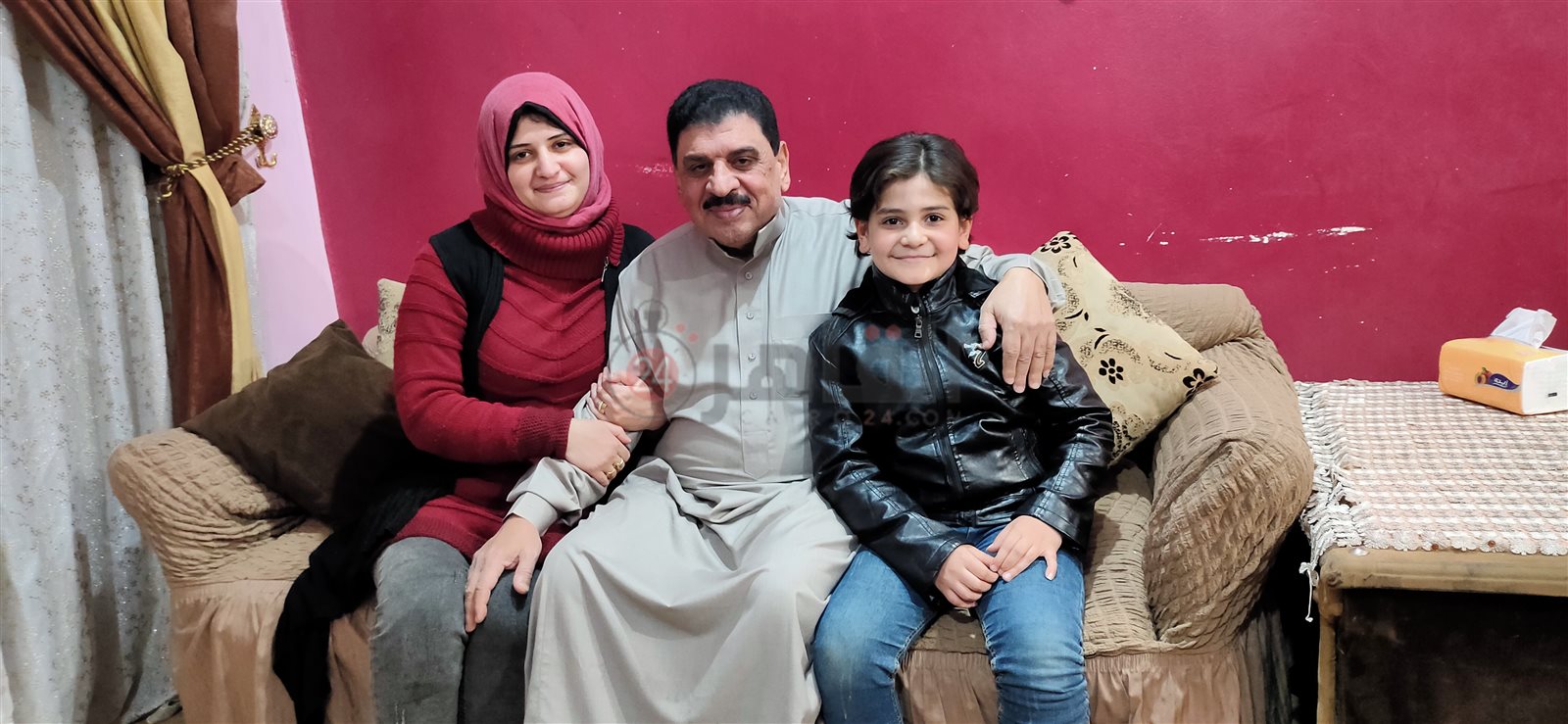 محمد ووالدته ويتوسطهما جده