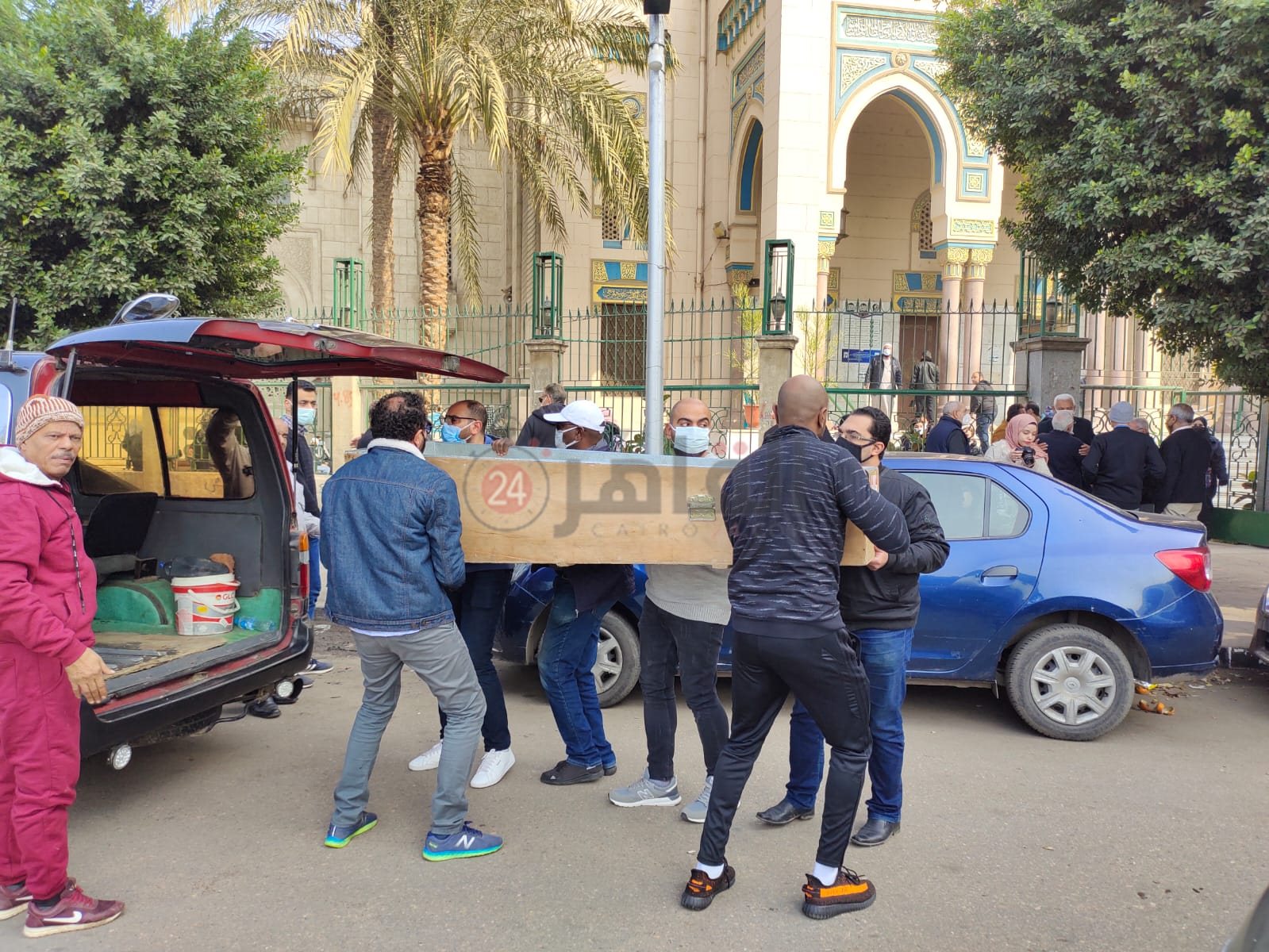 وصول جثمان نجل محمد رضا إلى مسجد صلاح الدين (1)