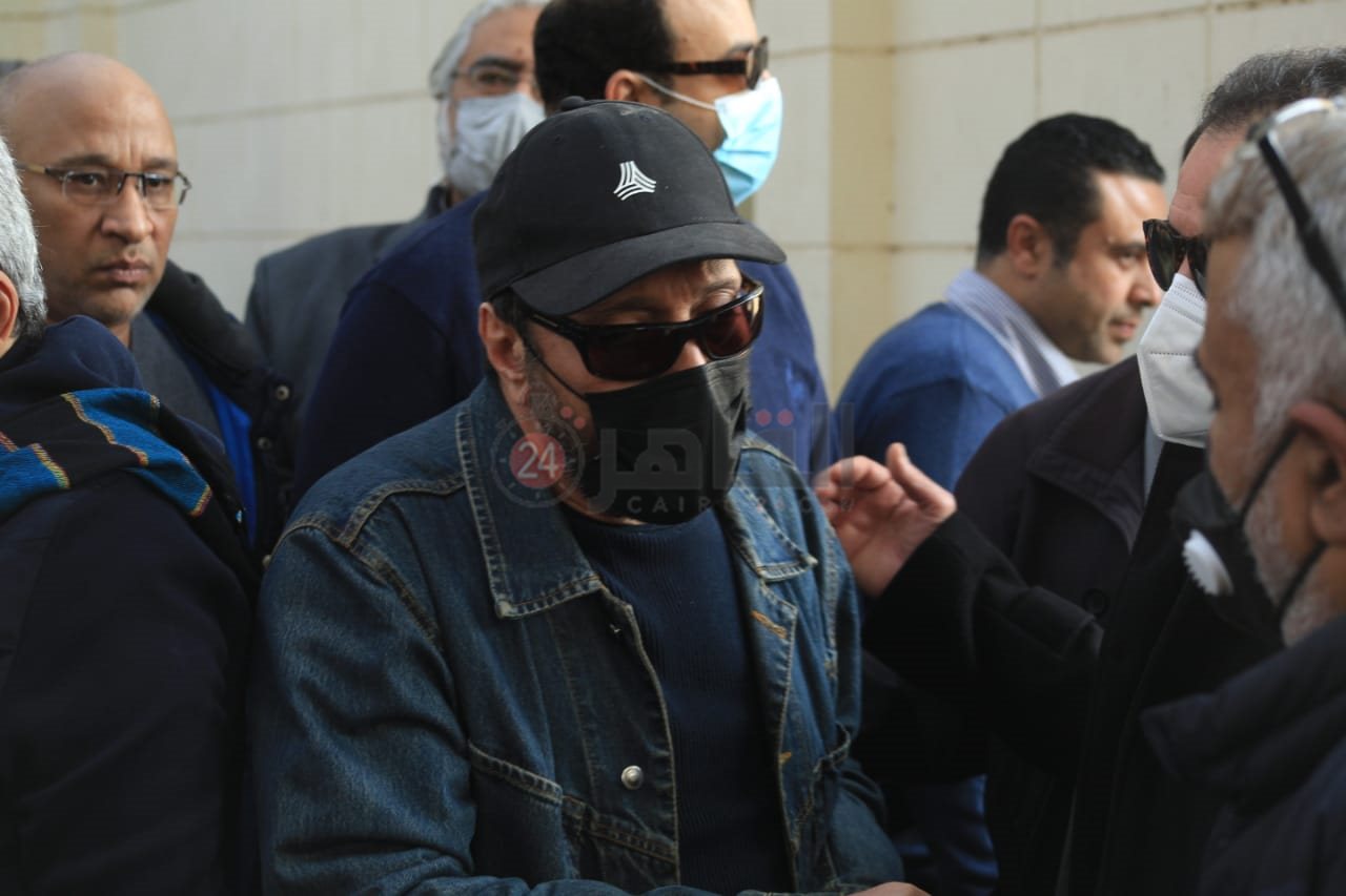 لحظات وداع الفنان علي الحجار لشقيقه أحمد بالمقابر (1)