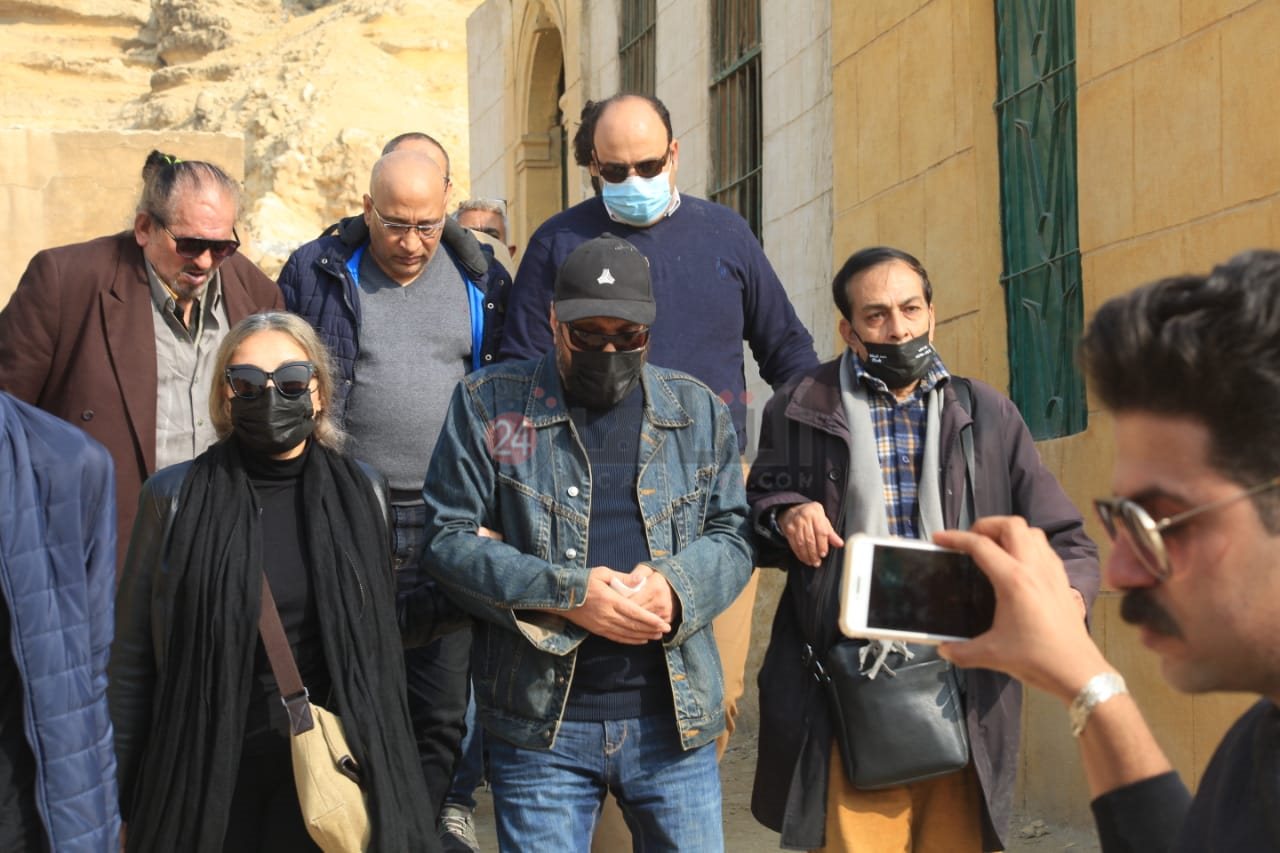 لحظات وداع الفنان علي الحجار لشقيقه أحمد بالمقابر (2)