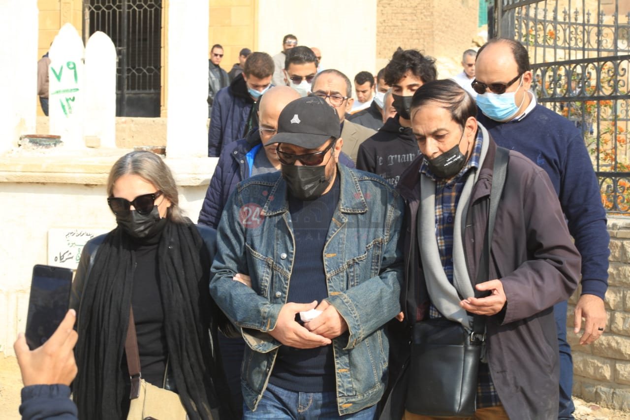 لحظات وداع الفنان علي الحجار لشقيقه أحمد بالمقابر (4)