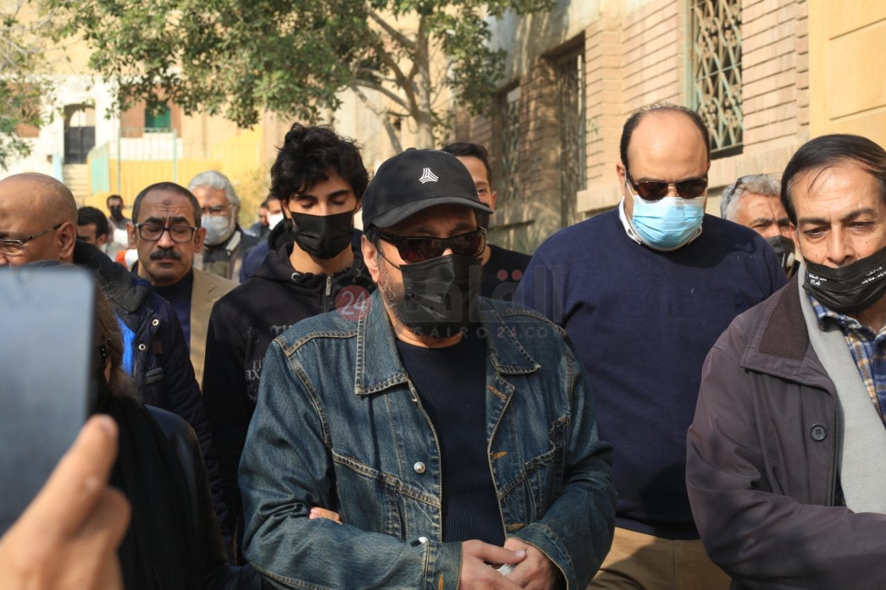 لحظات وداع الفنان علي الحجار لشقيقه أحمد بالمقابر (6)