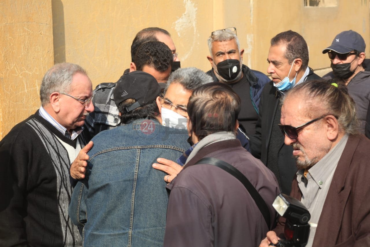 لحظات وداع الفنان علي الحجار لشقيقه أحمد بالمقابر (7)