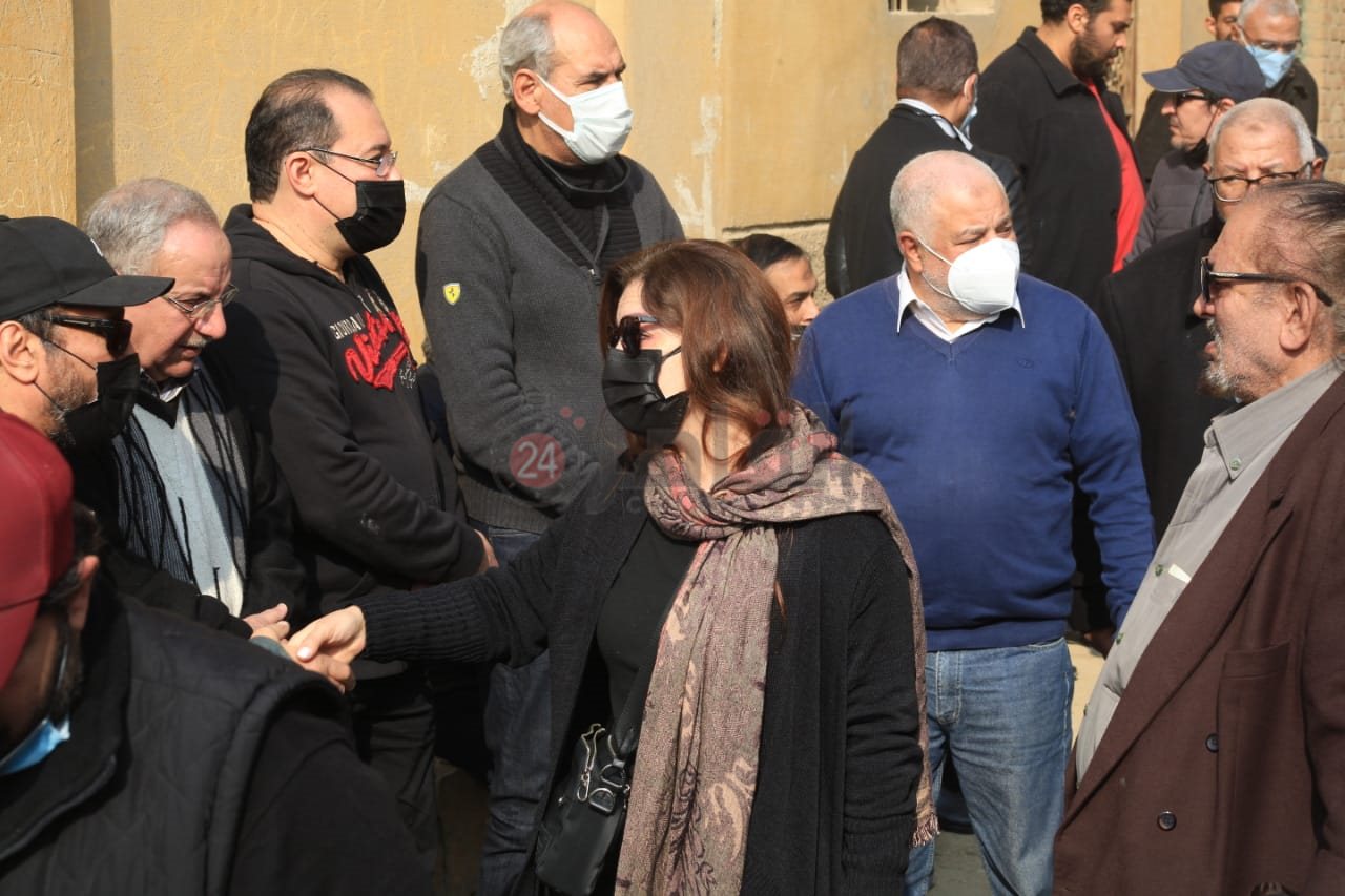 لحظات وداع الفنان علي الحجار لشقيقه أحمد بالمقابر (8)