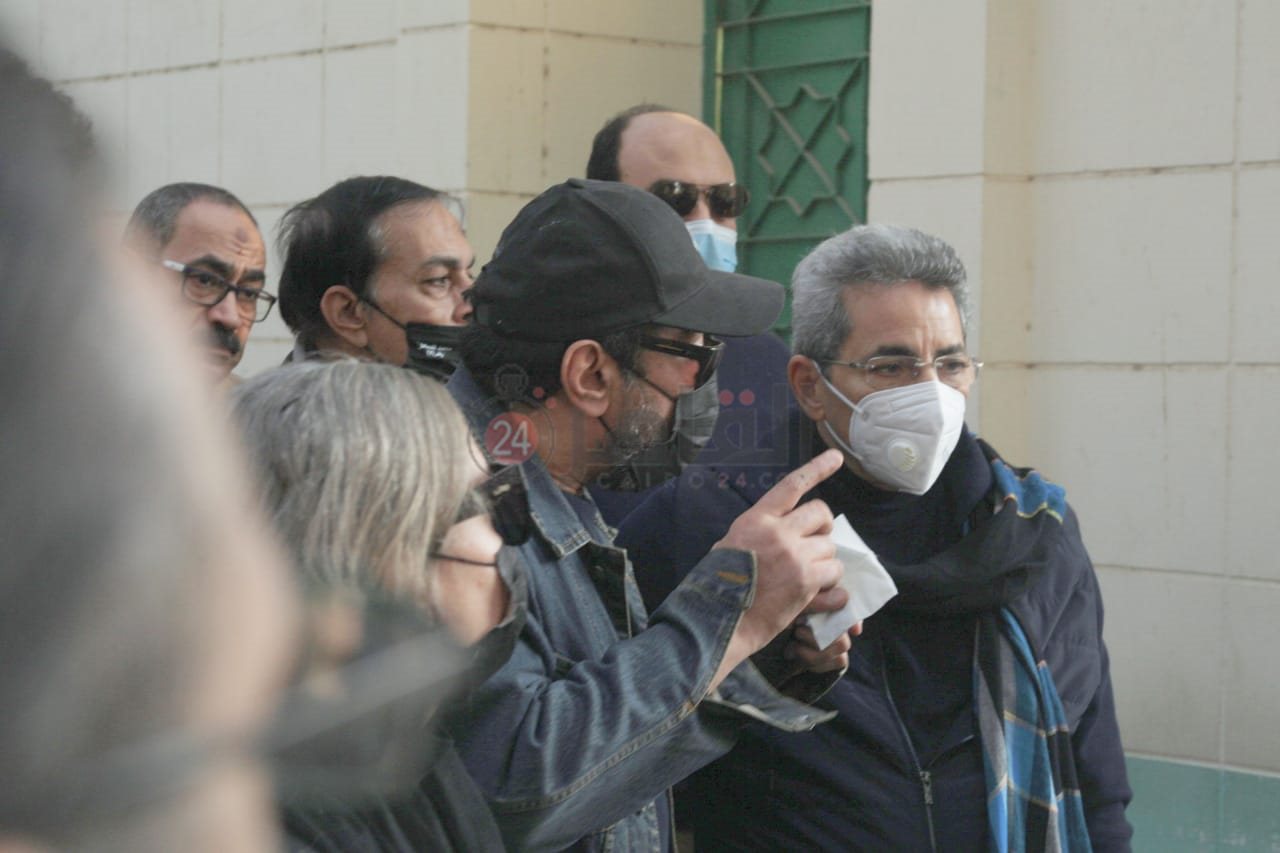 لحظات وداع الفنان علي الحجار لشقيقه أحمد بالمقابر (10)