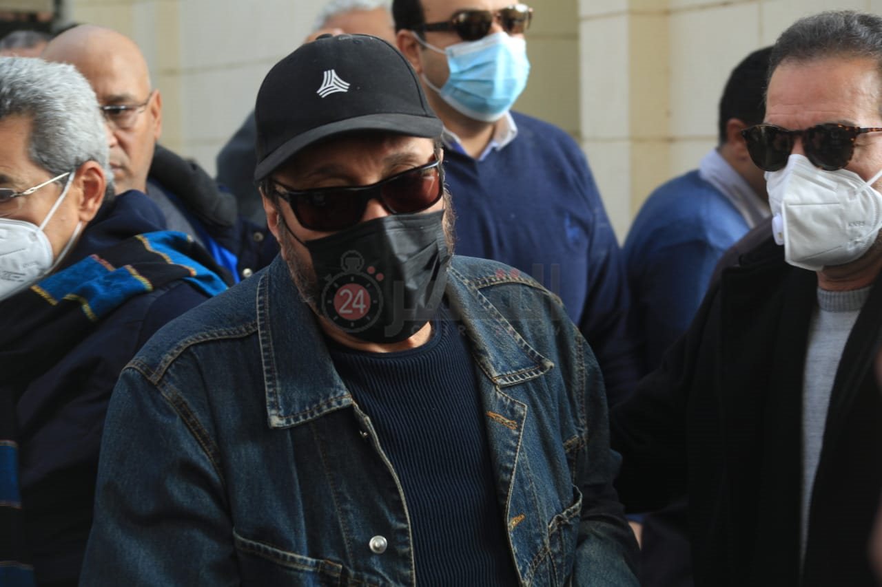 لحظات وداع الفنان علي الحجار لشقيقه أحمد بالمقابر (11)