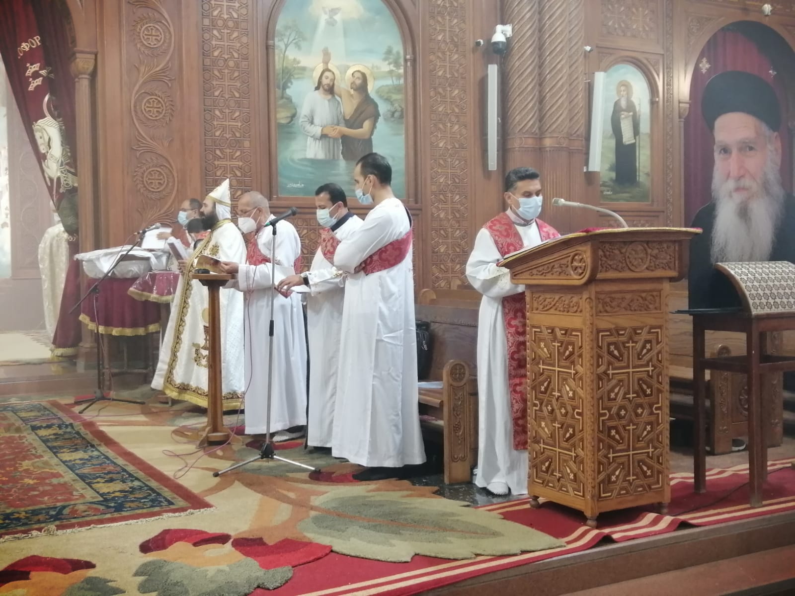 بدء القُداس الإلهي بكنيسة الشهيد العظيم مارجرجس بالفيوم