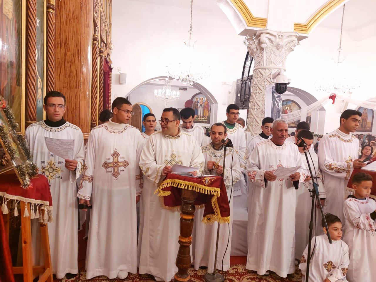  احتفالات أقباط الأقصر بعيد الميلاد المجيد بكنيسة العذراء مريم