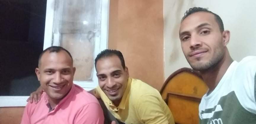 الراحل وشقيقه أحمد وصديقه