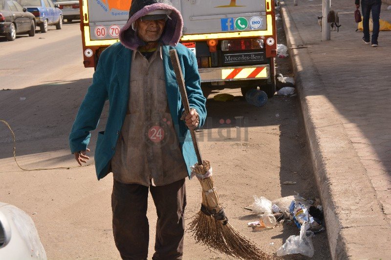 عامل نظافة يمداح النبي في بورسعيد 3