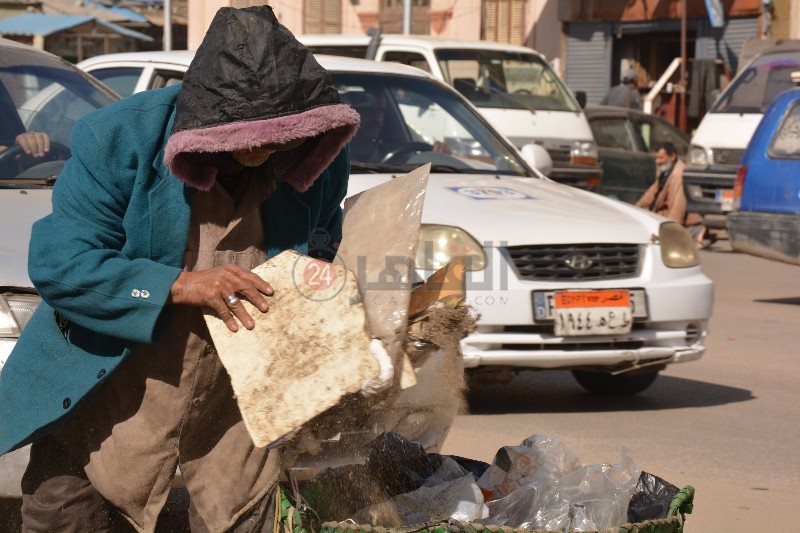 عامل نظافة يمداح النبي في بورسعيد 11