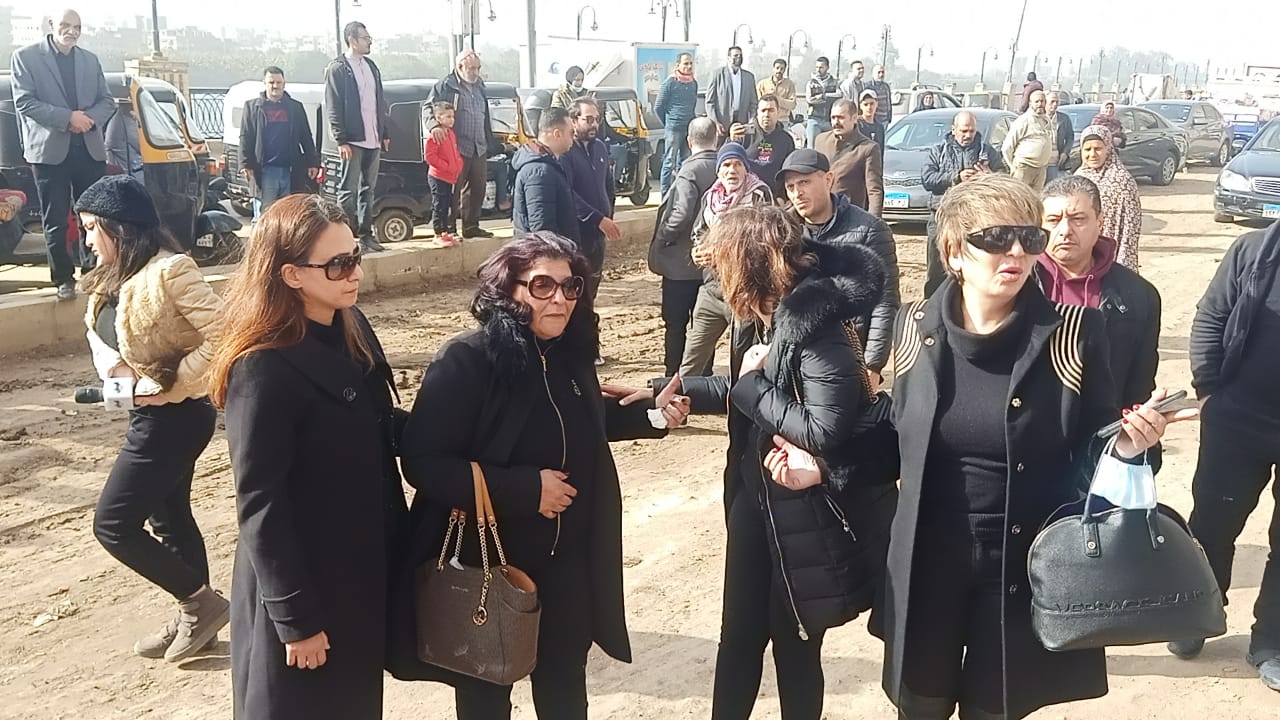 وصول جثمان الإعلاي وائل الإبراشي وسط حالة حزن لأسرته 