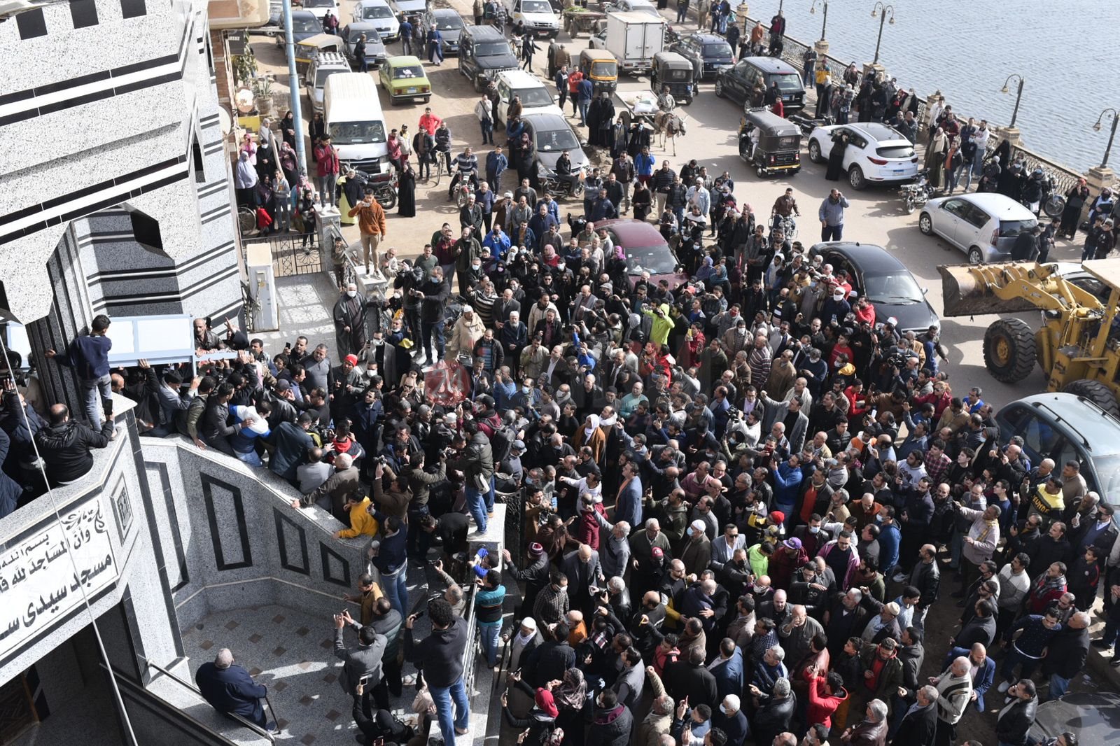 بالدموع أهالي شربين يودعون الإعلامي الراحل وائل الإبراشي 