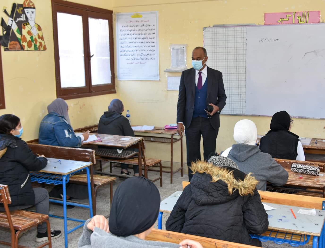 وكيل تعليم بورسعيد يتابع انتظام امتحانات النقل 12