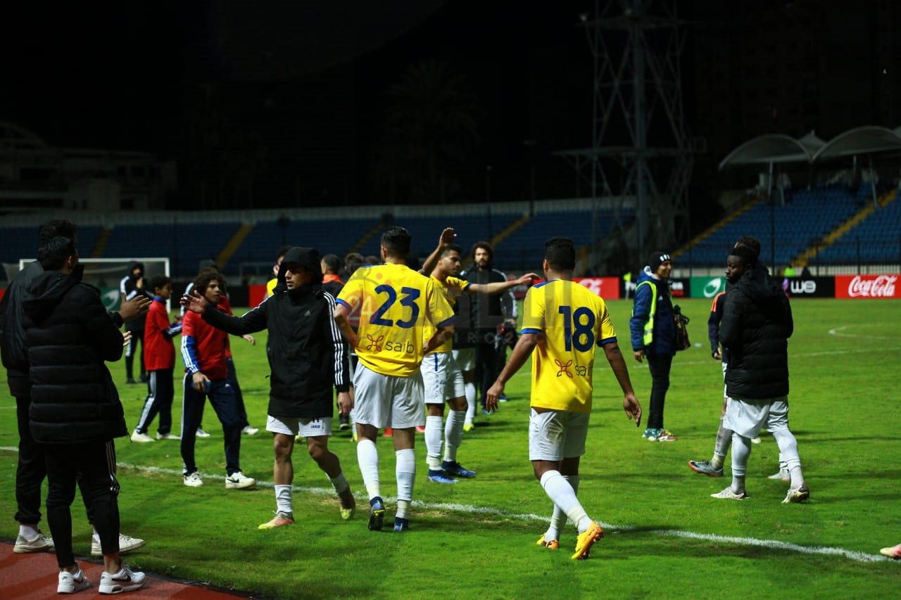 جماهير الإسماعيلي تحيي لاعبيها عقب الفوز أمام سموحة