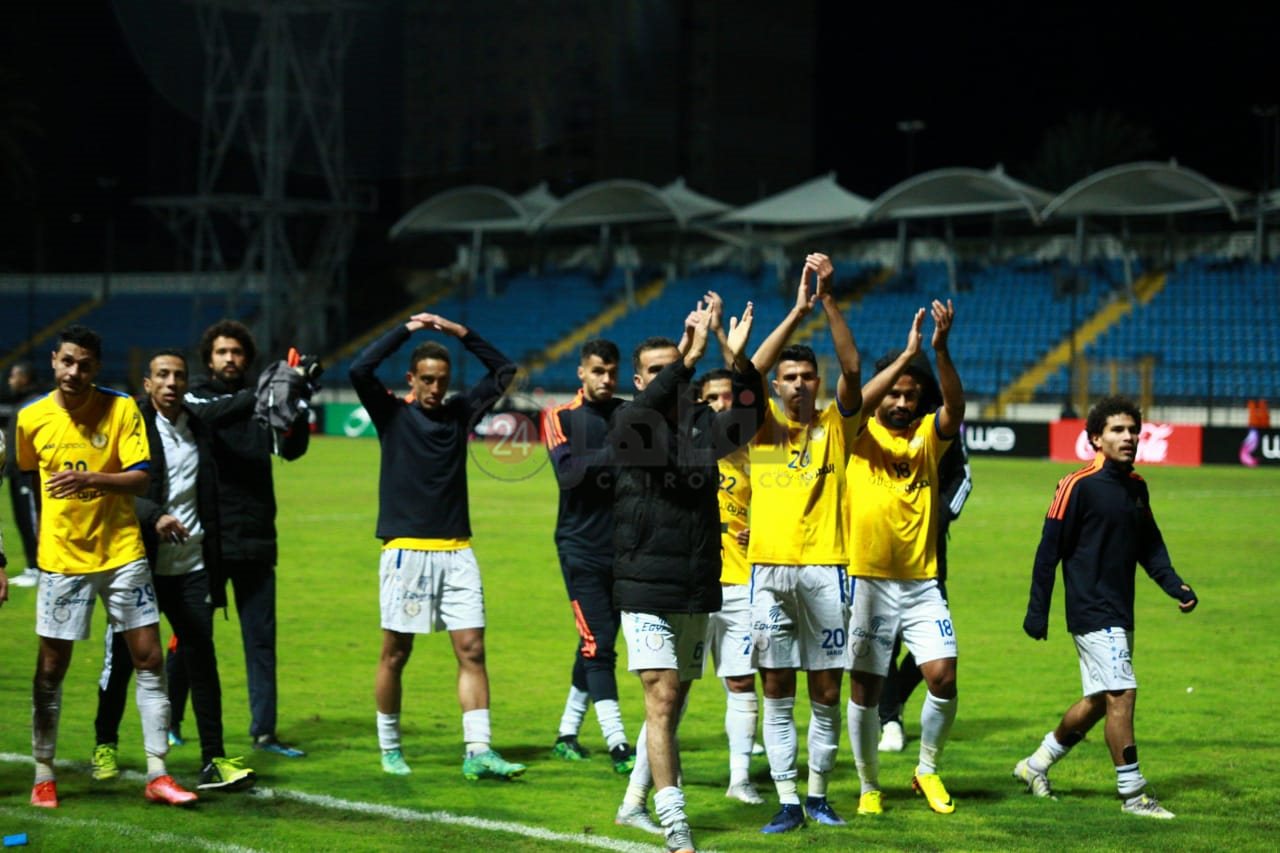 جماهير الإسماعيلي تحيي لاعبيها عقب الفوز أمام سموحة