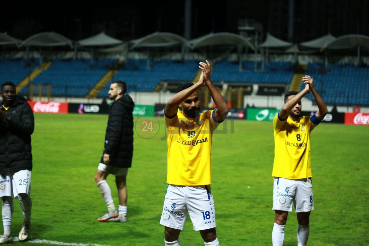 جماهير الإسماعيلي تحيي لاعبيها عقب الفوز أمام سموحة