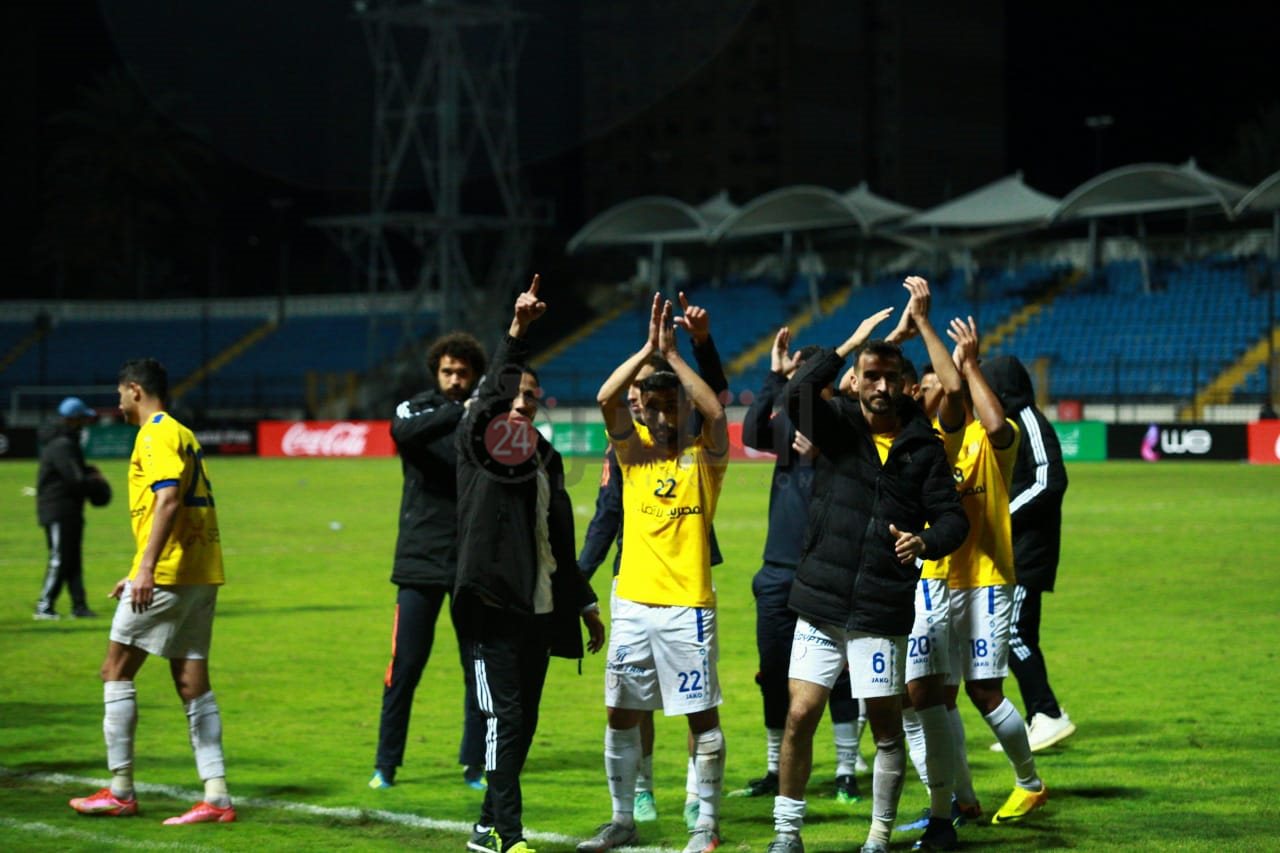 جماهير الإسماعيلي تحيي لاعبيها عقب الفوز أمام سموحة